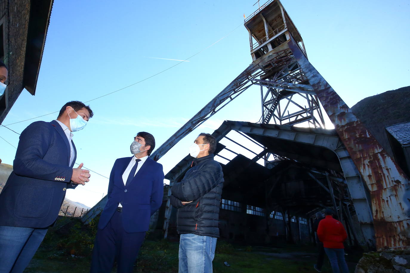 El consejero de Fomento y Medio Ambiente, Juan Carlos Suárez Quiñones, junto al alcalde de Villablino (León), Mario Rivas (D), durante la visita al pozo María en Caboalles de Abajo. 