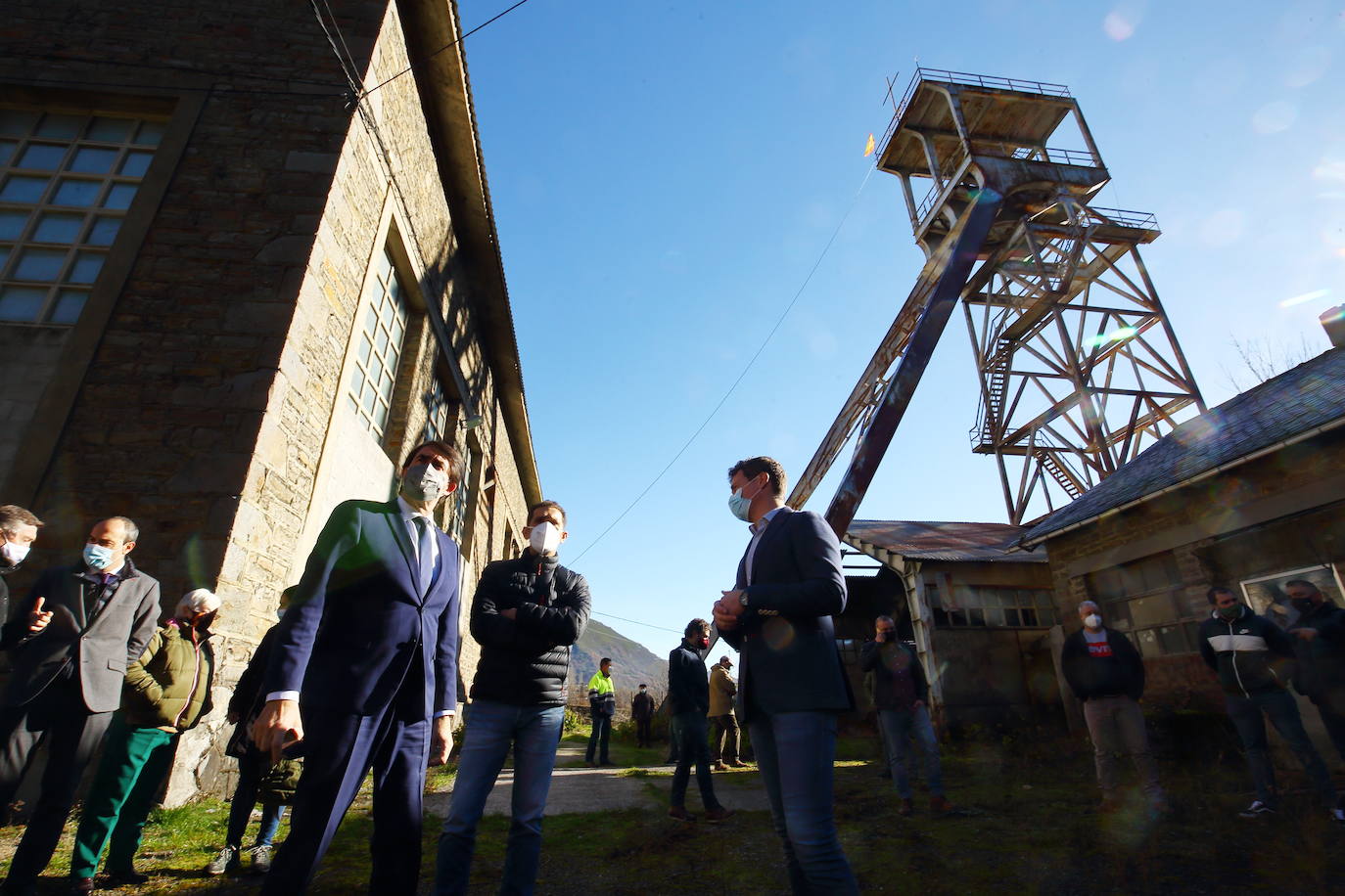 El consejero de Fomento y Medio Ambiente, Juan Carlos Suárez Quiñones, junto al alcalde de Villablino (León), Mario Rivas (D), durante la visita al pozo María en Caboalles de Abajo. 