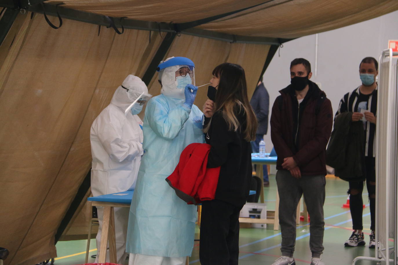 Miles de universitarios participan en el cribado masivo de la ULE en Vegazana.