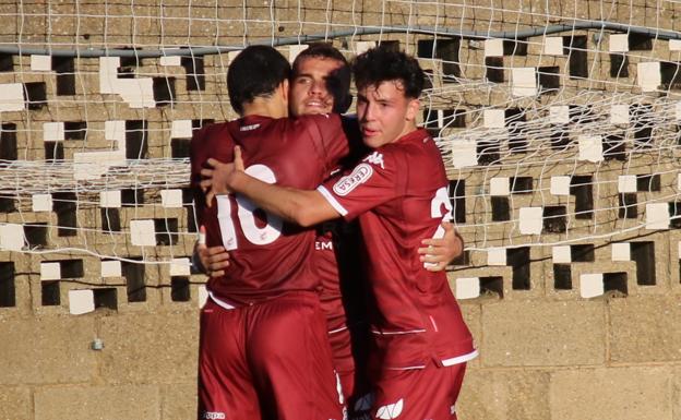 Los jugadores del Júpiter celebran el primer gol del partido.