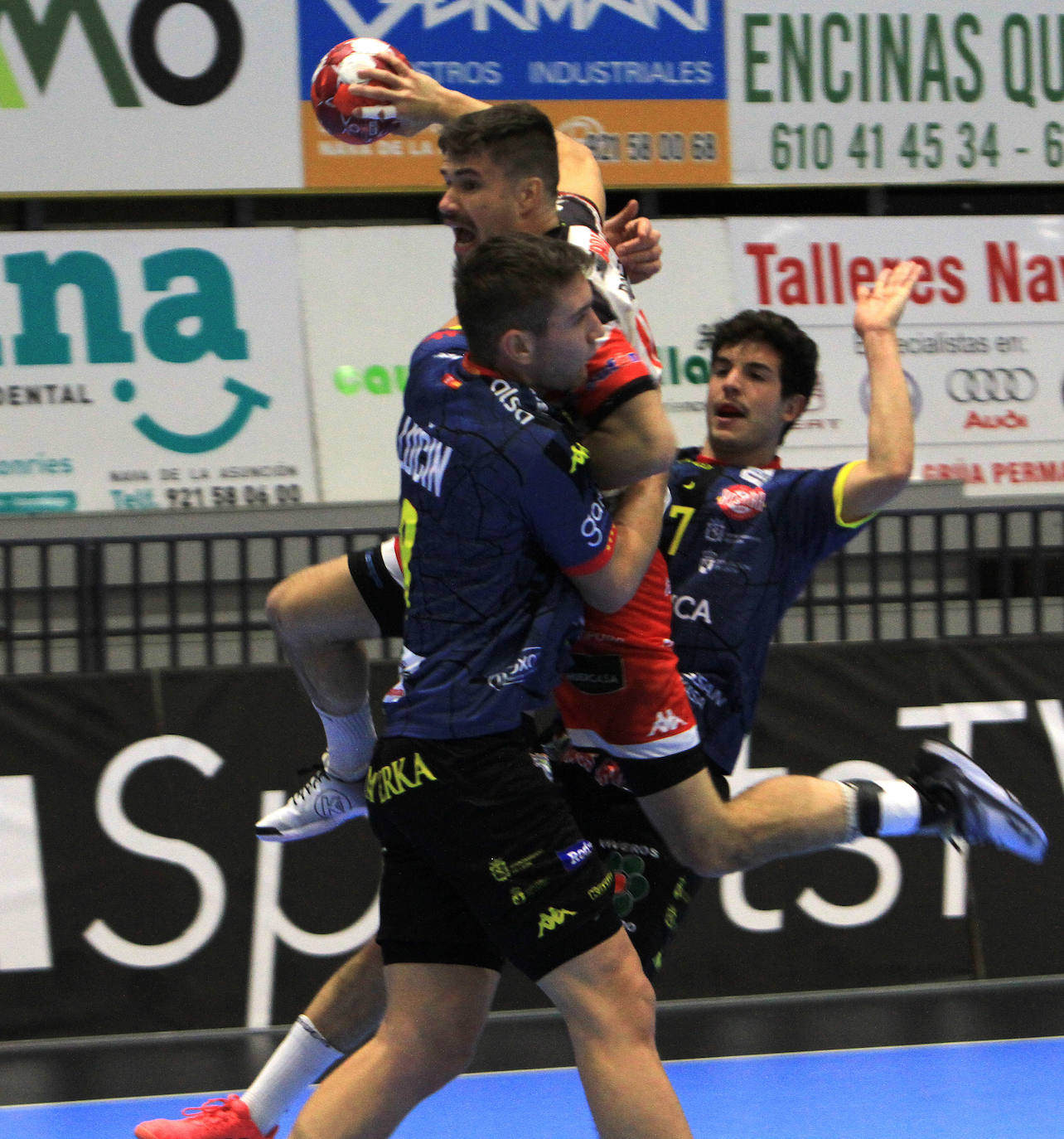 El conjunto leonés pasa por encima del Balonmano Nava en una nueva victoria.
