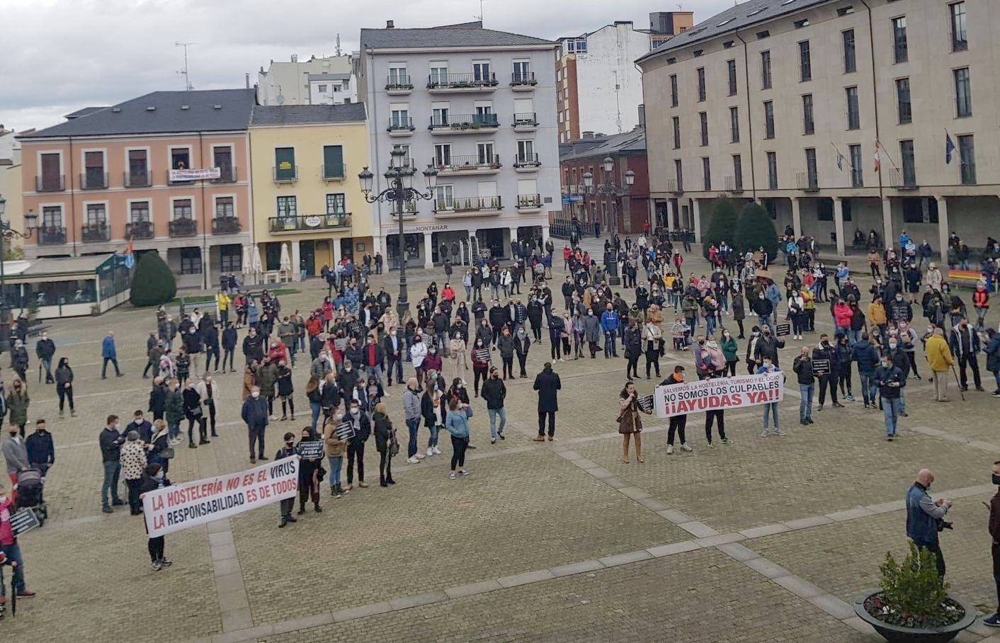 La Confederación Regional de Hostelería mantiene hoy una entrevista con el gobierno regional que espera sea «un punto de inflexión» para abordar «la salvación del sector». En las imágenes, concentración realizada este fin de semana en Ponferrada en defensa de la hostelería.