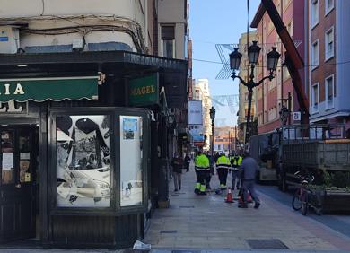 Imagen secundaria 1 - Imágenes de las brigadas municipales retirando las farolas de la calle Burgo Nuevo