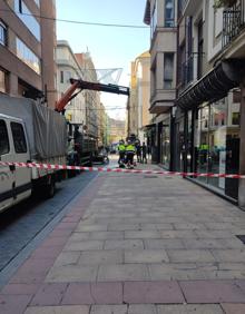 Imagen secundaria 2 - Imágenes de las brigadas municipales retirando las farolas de la calle Burgo Nuevo