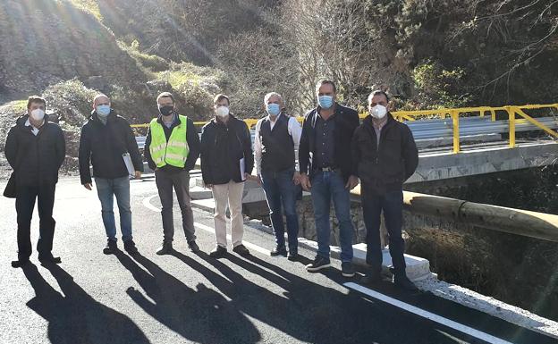 Imagen de los responsables de la obra en el puente.