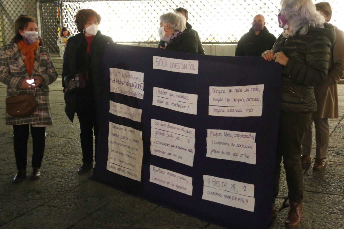 La plataforma inaugura un monolito en la plaza de Botines para recordar sus 15 años en la sociedad leonesa.