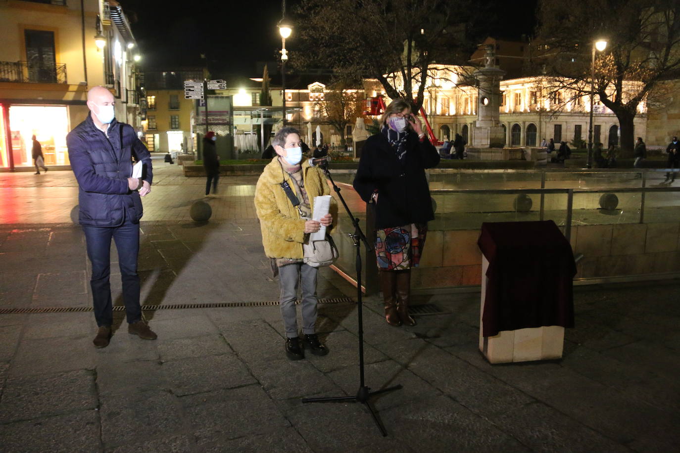 La plataforma inaugura un monolito en la plaza de Botines para recordar sus 15 años en la sociedad leonesa.