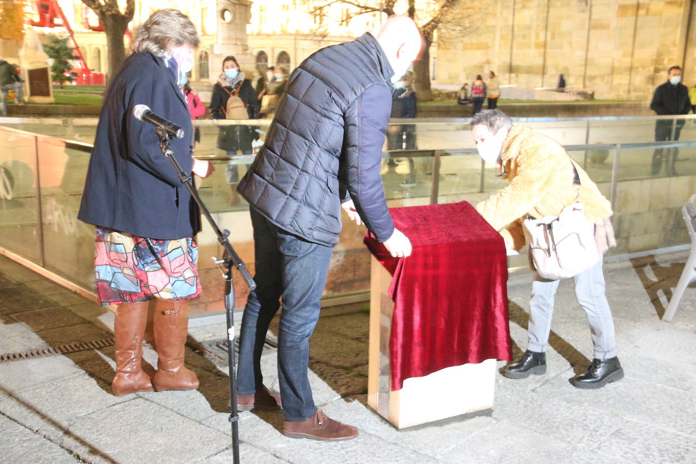 La plataforma inaugura un monolito en la plaza de Botines para recordar sus 15 años en la sociedad leonesa.