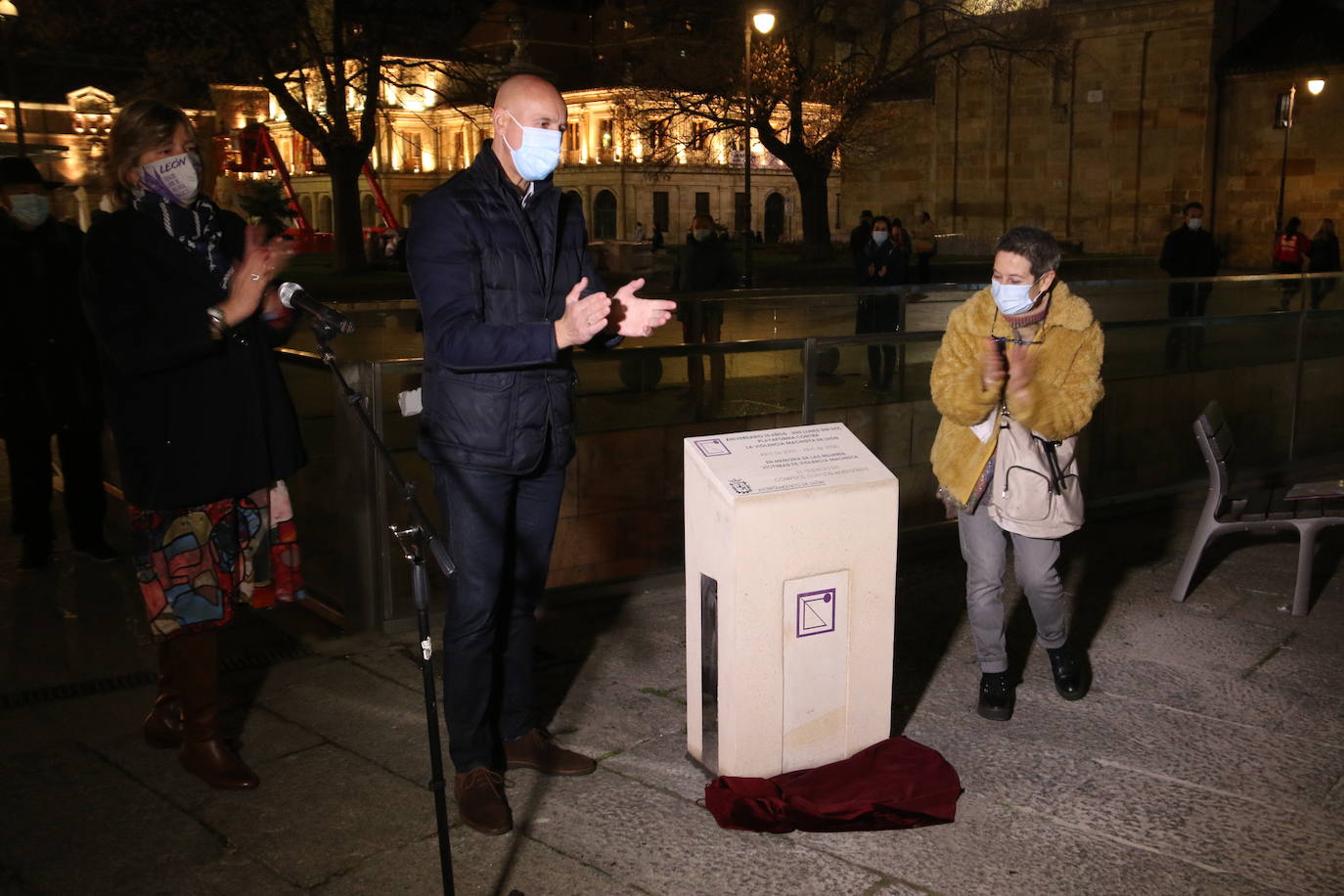 La plataforma inaugura un monolito en la plaza de Botines para recordar sus 15 años en la sociedad leonesa.