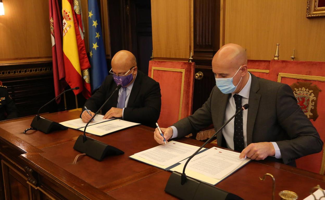 Un momento de la firma. 