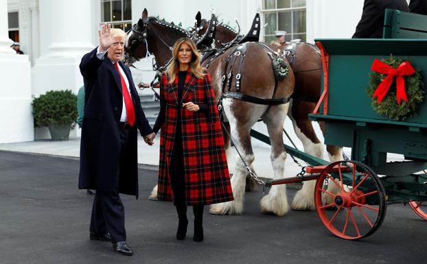 Imagen principal - Arriba, Melania con Trump en 2018. Abajo, con su hijo en 2017 (izquierda) y 2019. 