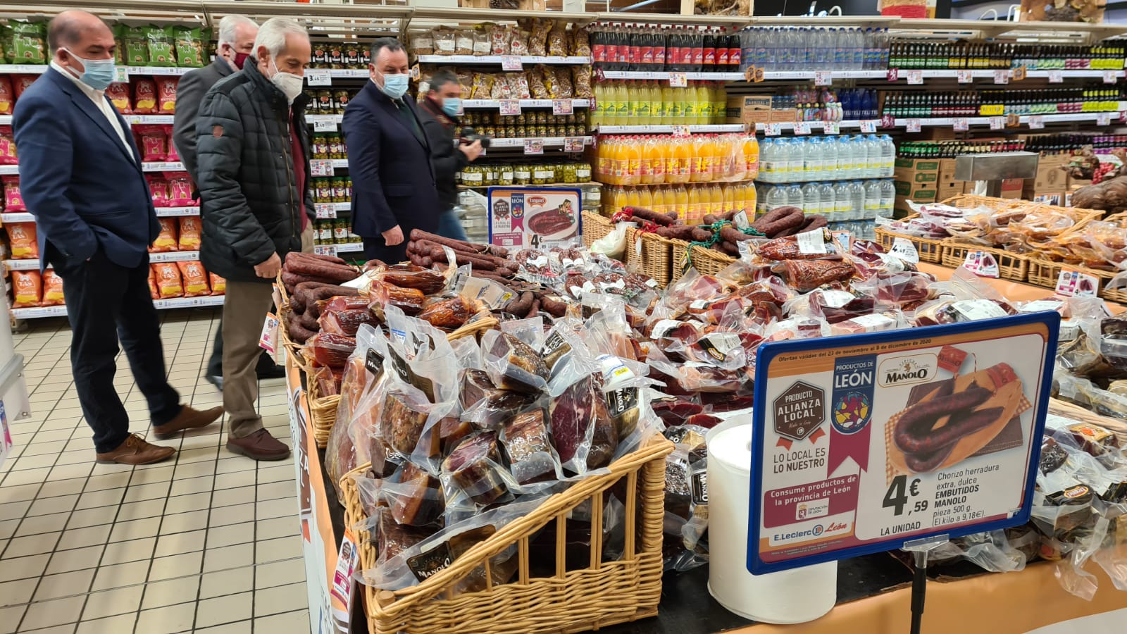 El hipermercado, de la mano de la Diputación, promociona todos estos productos de la tierra.