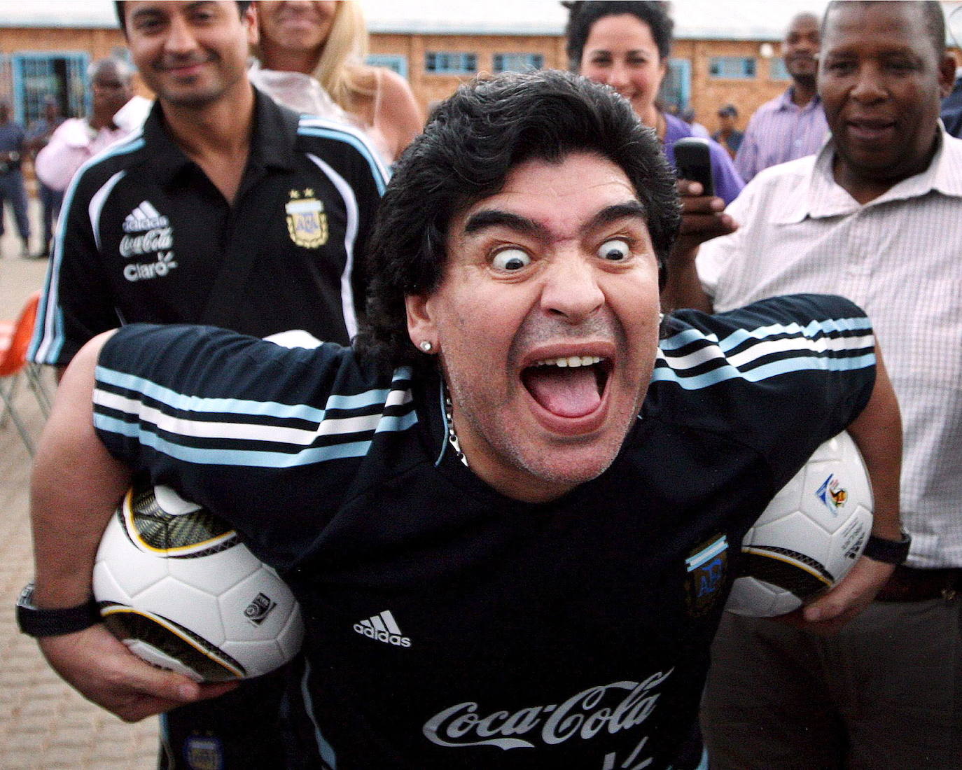 Diego Armando Maradona, entrenador de la selección argentina, bromea con un grupo de niños durante su visita a una escuela de Winterveldt (Sudáfrica)