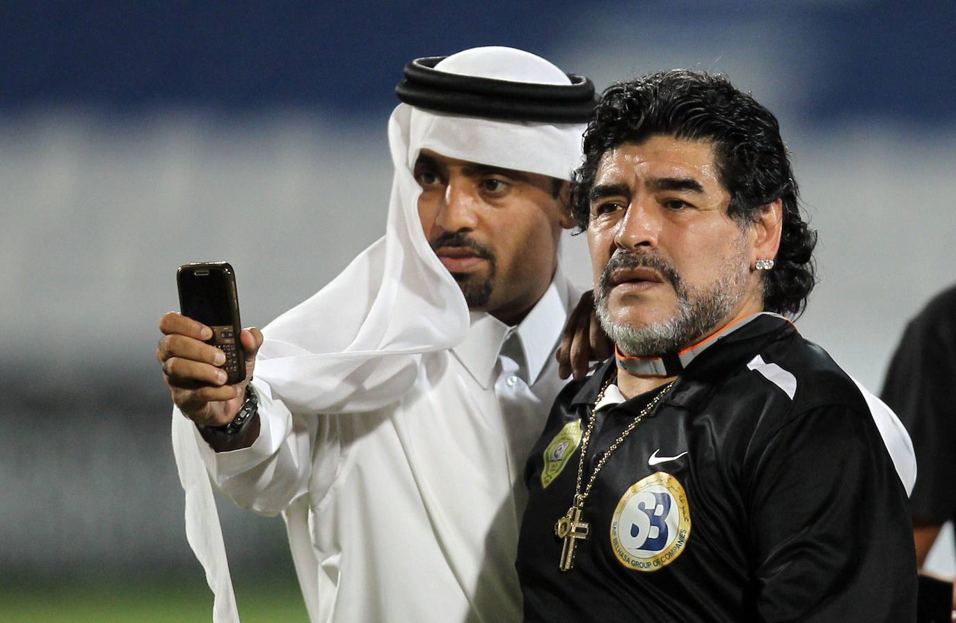 Diego Armando Maradona, entrenador del equip qatarí Al Wasl de Dubai, rodeado de fans (2012)