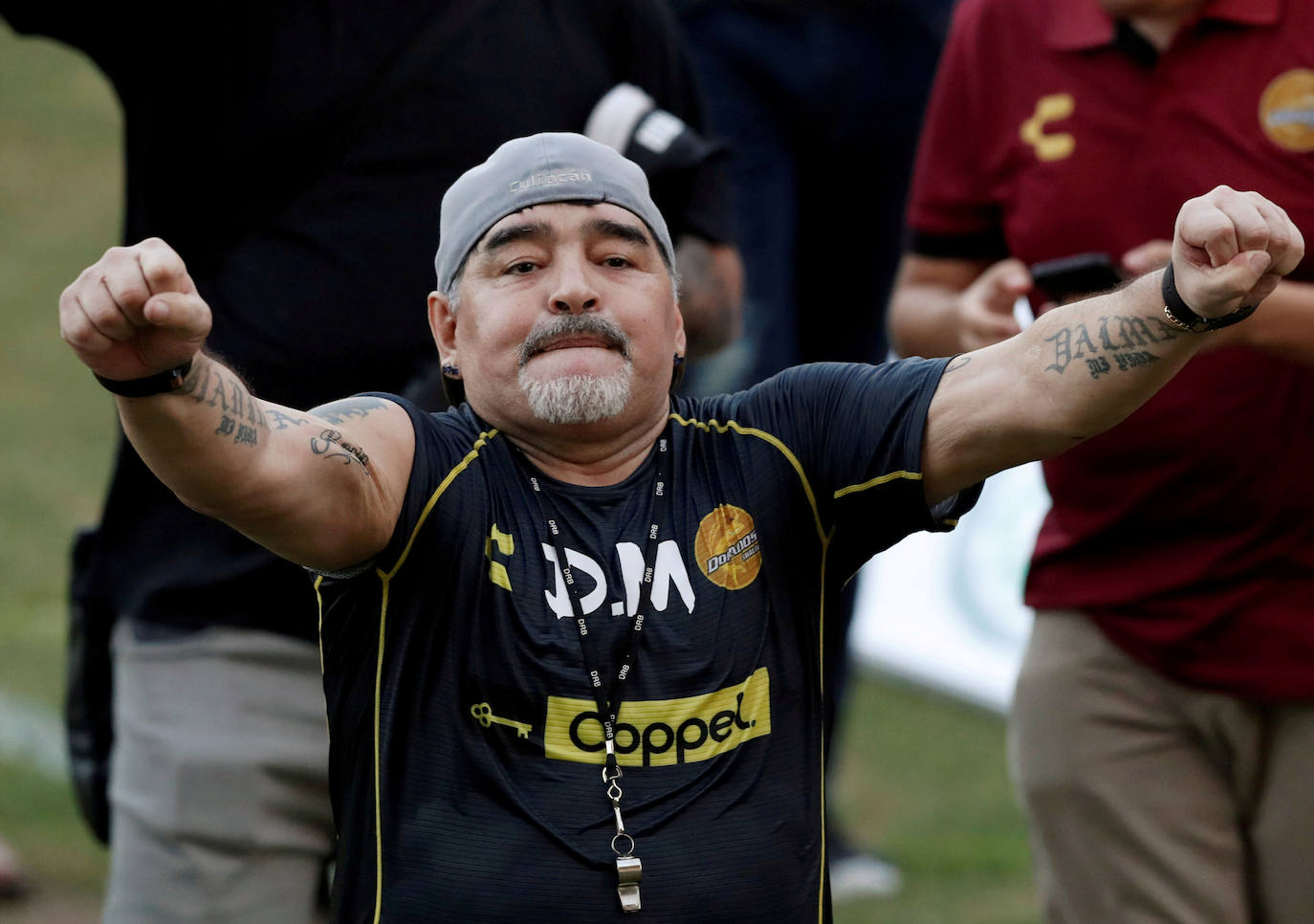 Maradona reacciona a los fanáticos durante su primera sesión de entrenamiento como entrenador de Dorados en el estadio Banorte de Culiacán, en el estado mexicano de Sinaloa.