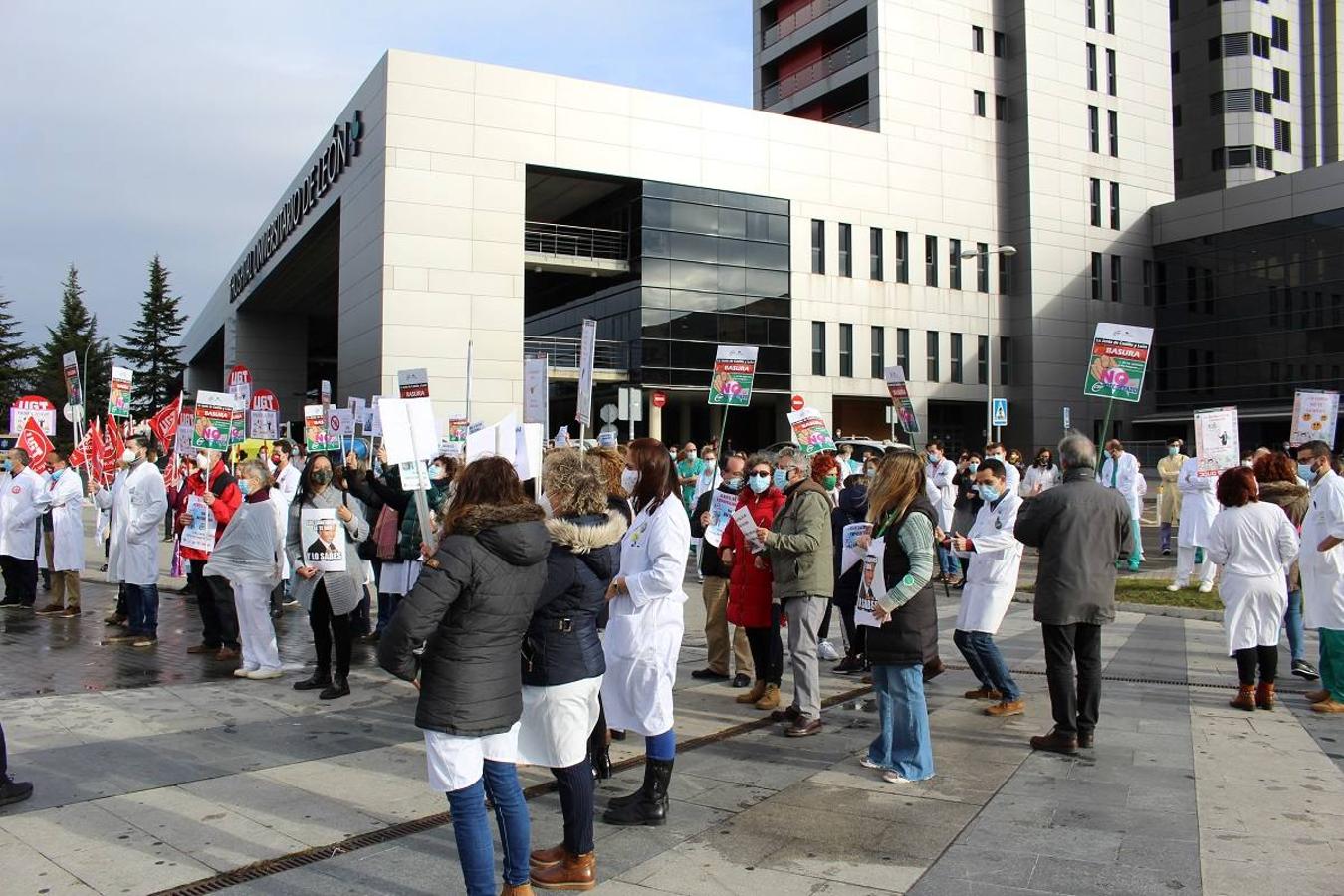 Protesta de lso sanitarios contra el decreto aprobado por la Junta.