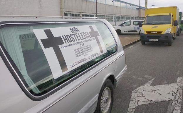 Un coche fúnebre inició la caravana de protesta de la hostelería berciana.