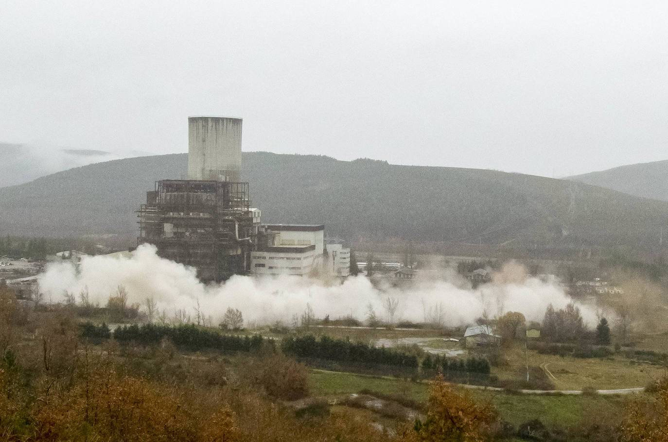 Las imágenes de la voladura de la chimenea tomadas desde el interior de la que fuera central térmica de Anllares del Sil ejemplifican la caída de un sector y su desaparición de una comarca que enriqueció de las manos del carbón. 