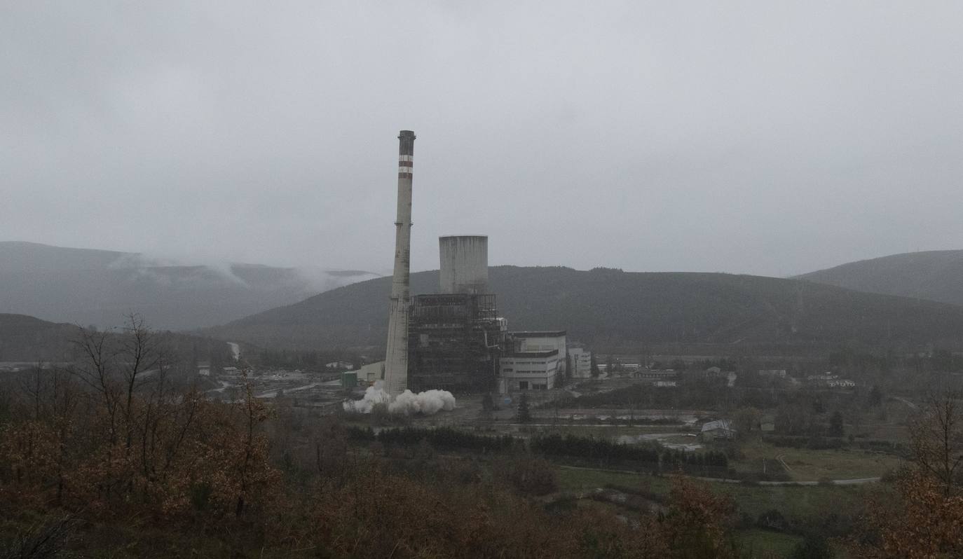 Las imágenes de la voladura de la chimenea tomadas desde el interior de la que fuera central térmica de Anllares del Sil ejemplifican la caída de un sector y su desaparición de una comarca que enriqueció de las manos del carbón. 