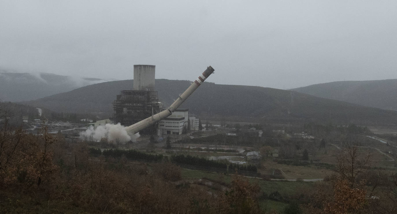 Las imágenes de la voladura de la chimenea tomadas desde el interior de la que fuera central térmica de Anllares del Sil ejemplifican la caída de un sector y su desaparición de una comarca que enriqueció de las manos del carbón. 