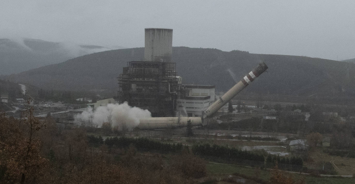 Las imágenes de la voladura de la chimenea tomadas desde el interior de la que fuera central térmica de Anllares del Sil ejemplifican la caída de un sector y su desaparición de una comarca que enriqueció de las manos del carbón. 