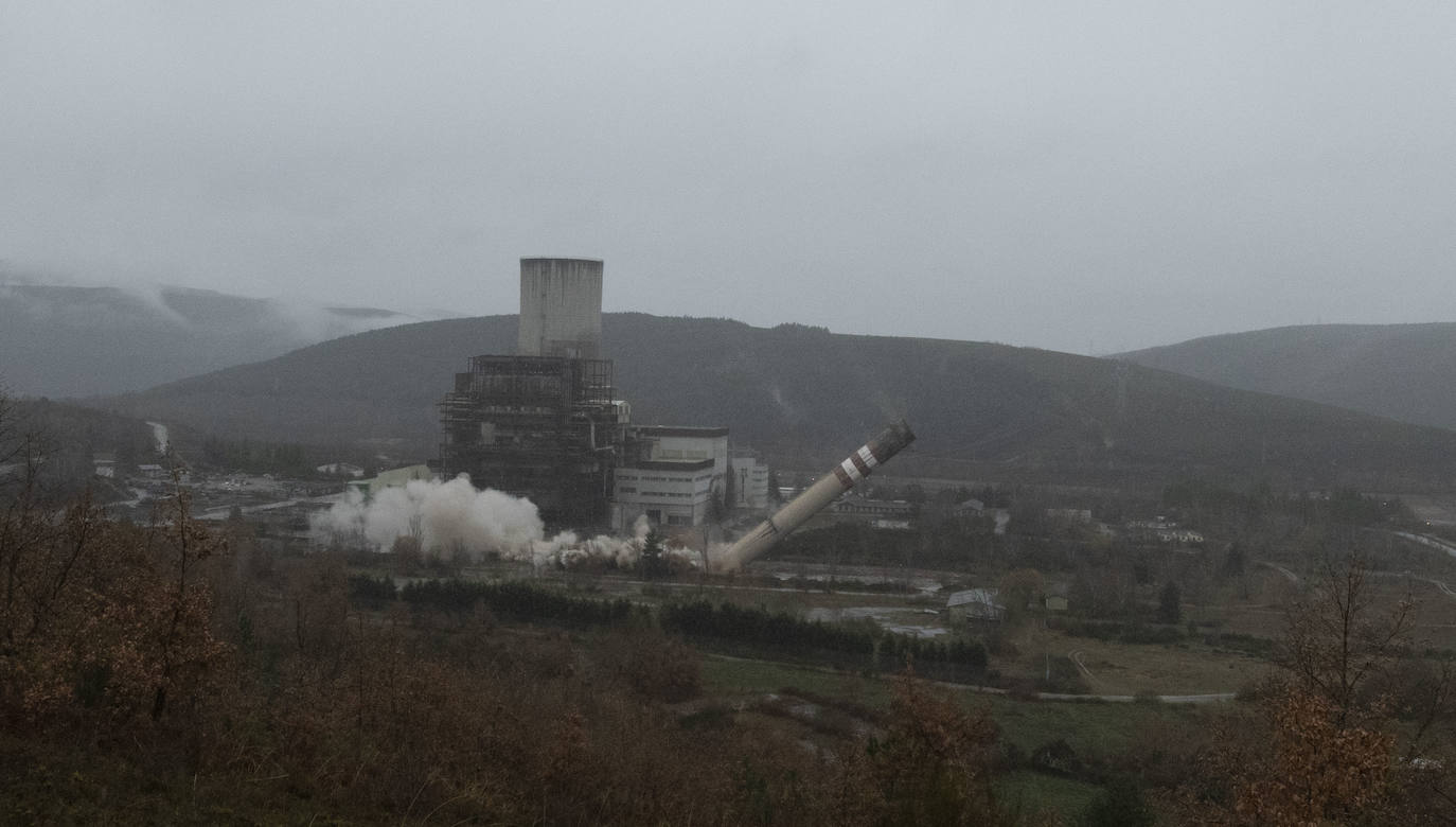 Las imágenes de la voladura de la chimenea tomadas desde el interior de la que fuera central térmica de Anllares del Sil ejemplifican la caída de un sector y su desaparición de una comarca que enriqueció de las manos del carbón. 