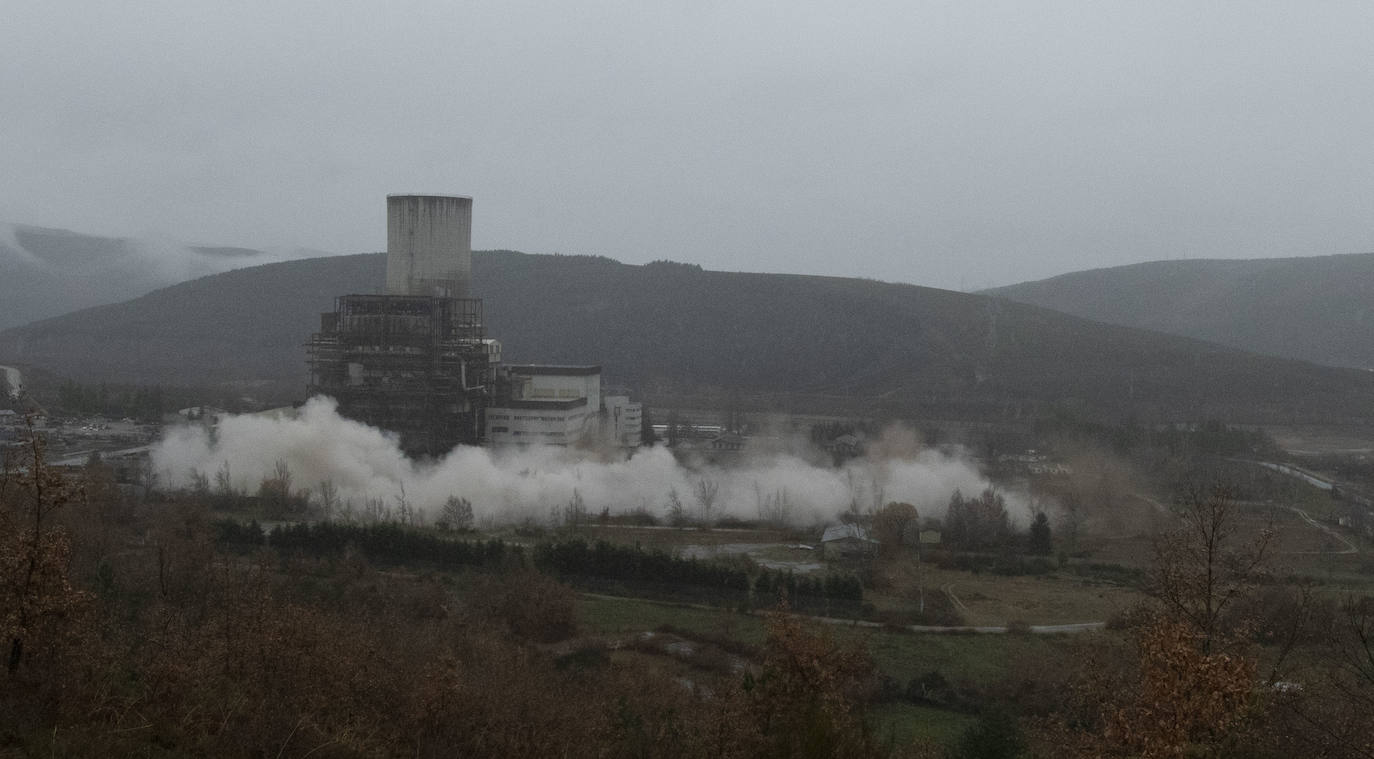 Las imágenes de la voladura de la chimenea tomadas desde el interior de la que fuera central térmica de Anllares del Sil ejemplifican la caída de un sector y su desaparición de una comarca que enriqueció de las manos del carbón. 