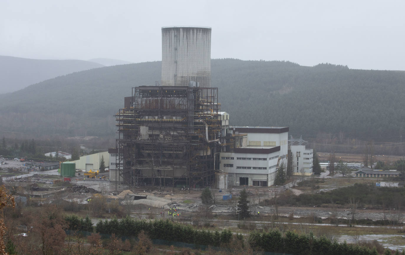 Las imágenes de la voladura de la chimenea tomadas desde el interior de la que fuera central térmica de Anllares del Sil ejemplifican la caída de un sector y su desaparición de una comarca que enriqueció de las manos del carbón. 