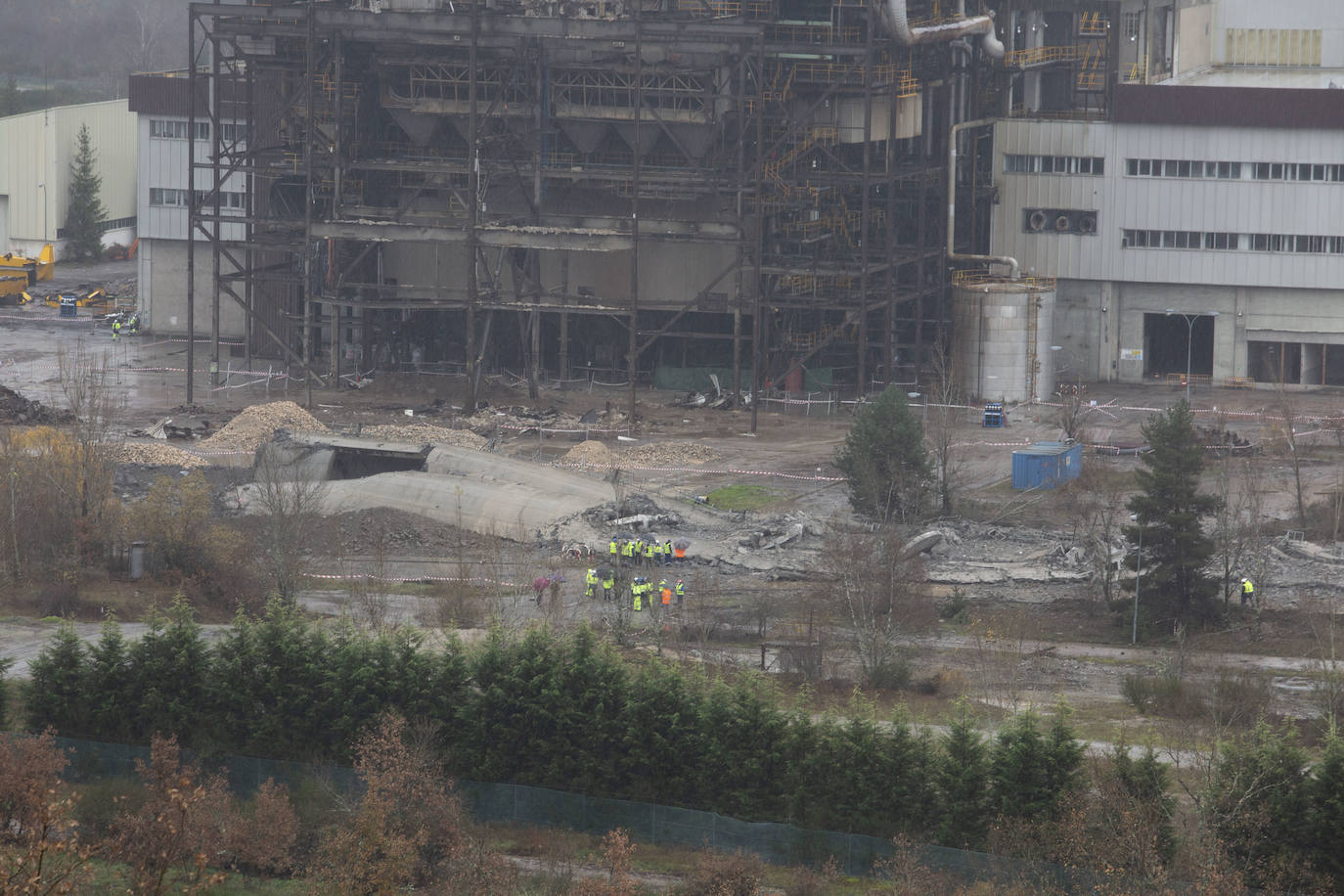 Las imágenes de la voladura de la chimenea tomadas desde el interior de la que fuera central térmica de Anllares del Sil ejemplifican la caída de un sector y su desaparición de una comarca que enriqueció de las manos del carbón. 