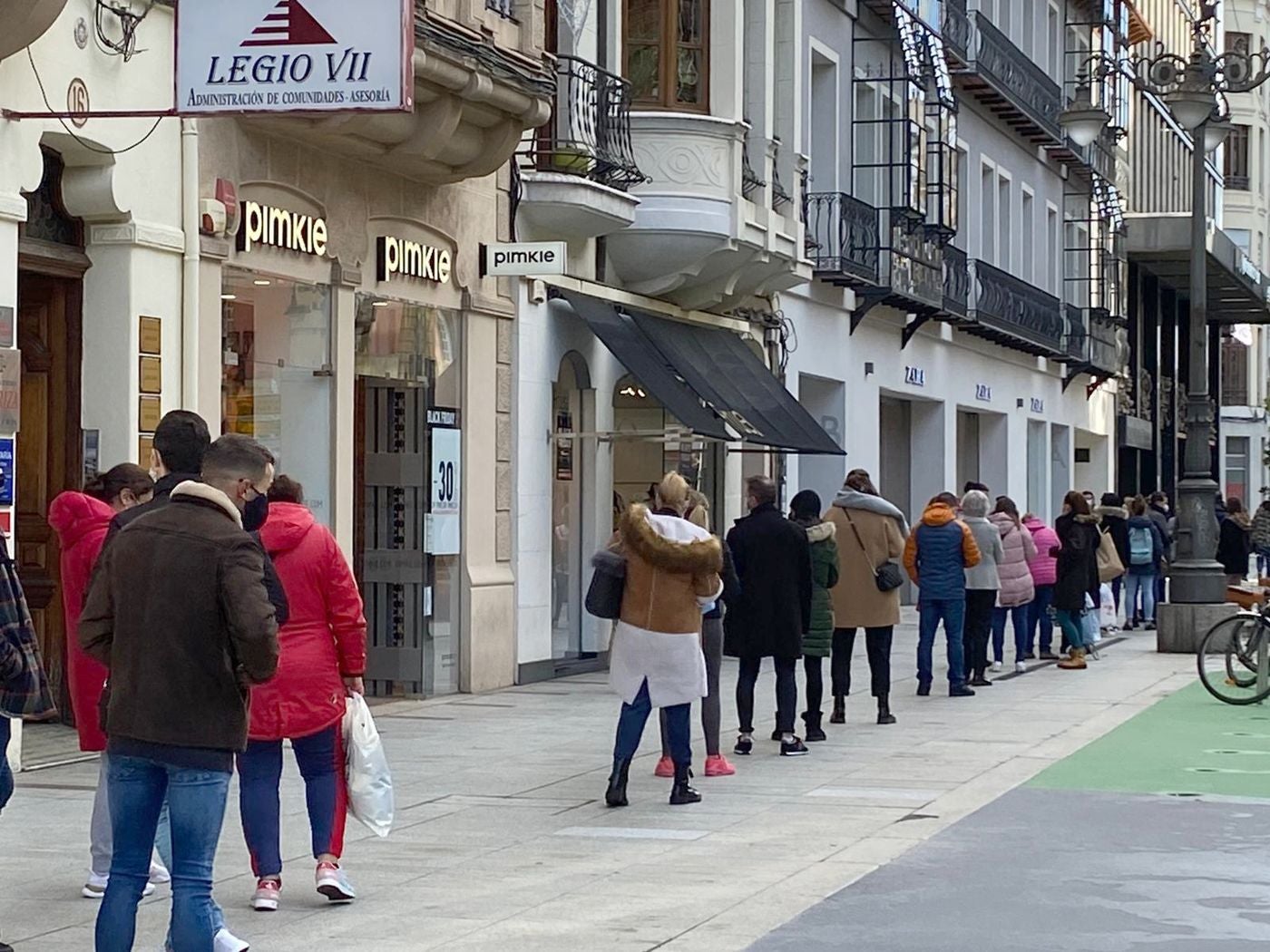 Colas en los principales comercios de León capital y una enorme actividad en una de las jornadas más comerciales del año | El Black Friday genera 460 empleos temporales y el comercio de proximidad recela de su celebración. 