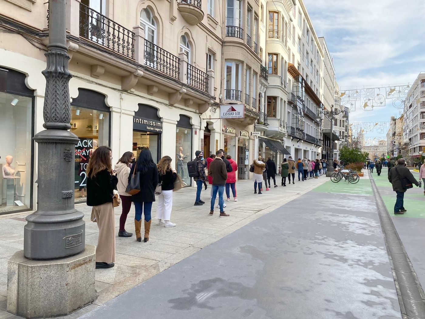 Colas en los principales comercios de León capital y una enorme actividad en una de las jornadas más comerciales del año | El Black Friday genera 460 empleos temporales y el comercio de proximidad recela de su celebración. 