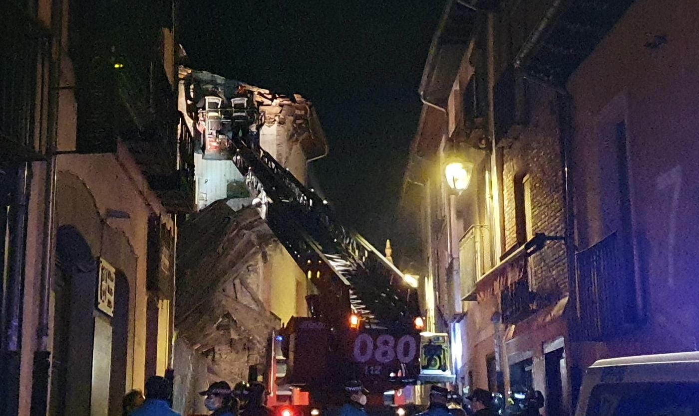 Un inmueble se ha desplomado a última hora de este viernes en el Barrio Húmedo de León capital sin causar heridos y sí importantes daños materiales. El inmueble se ha venido abajo en la Calle de la Revilla que une la Plaza San Martín con la Plaza del Grano. 