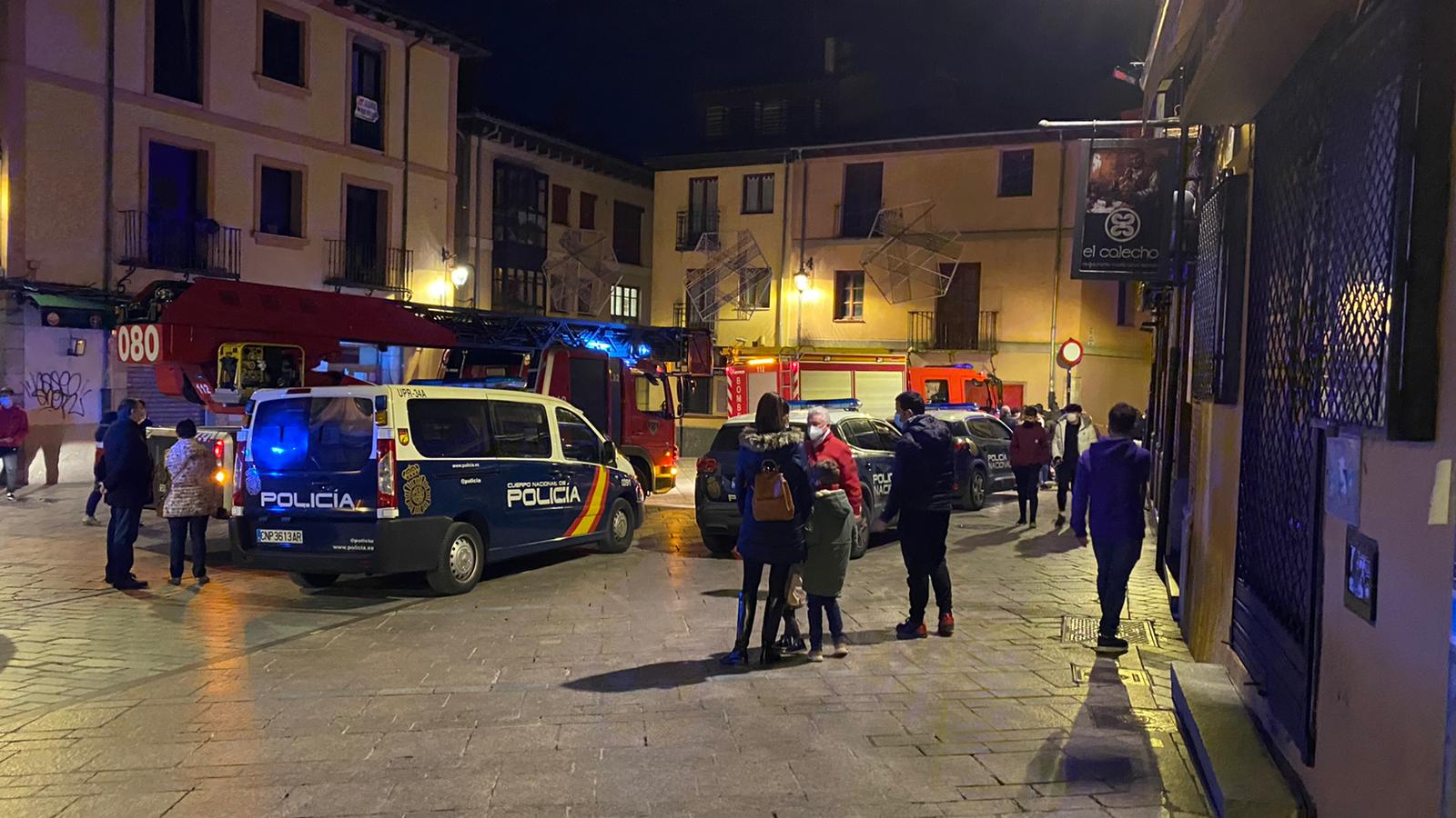 Un inmueble se ha desplomado a última hora de este viernes en el Barrio Húmedo de León capital sin causar heridos y sí importantes daños materiales. El inmueble se ha venido abajo en la Calle de la Revilla que une la Plaza San Martín con la Plaza del Grano. 