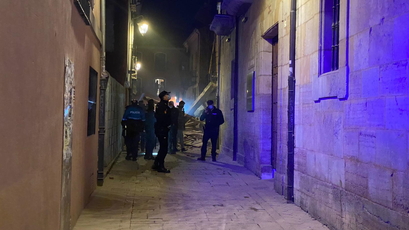 Un inmueble se ha desplomado a última hora de este viernes en el Barrio Húmedo de León capital sin causar heridos y sí importantes daños materiales. El inmueble se ha venido abajo en la Calle de la Revilla que une la Plaza San Martín con la Plaza del Grano. 