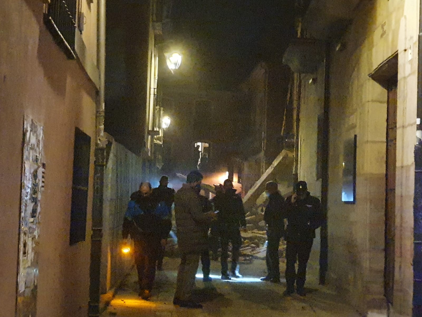 Un inmueble se ha desplomado a última hora de este viernes en el Barrio Húmedo de León capital sin causar heridos y sí importantes daños materiales. El inmueble se ha venido abajo en la Calle de la Revilla que une la Plaza San Martín con la Plaza del Grano. 