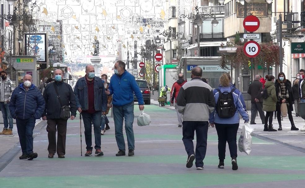 Numerosos peatones caminando este viernes por el nuevo vial de la capital. 