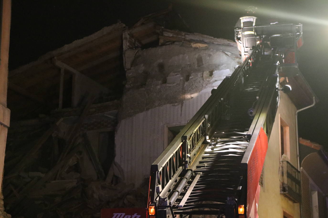 Un inmueble se ha desplomado a última hora de este viernes en el Barrio Húmedo de León capital sin causar heridos y sí importantes daños materiales. El inmueble se ha venido abajo en la Calle de la Revilla que une la Plaza San Martín con la Plaza del Grano. 