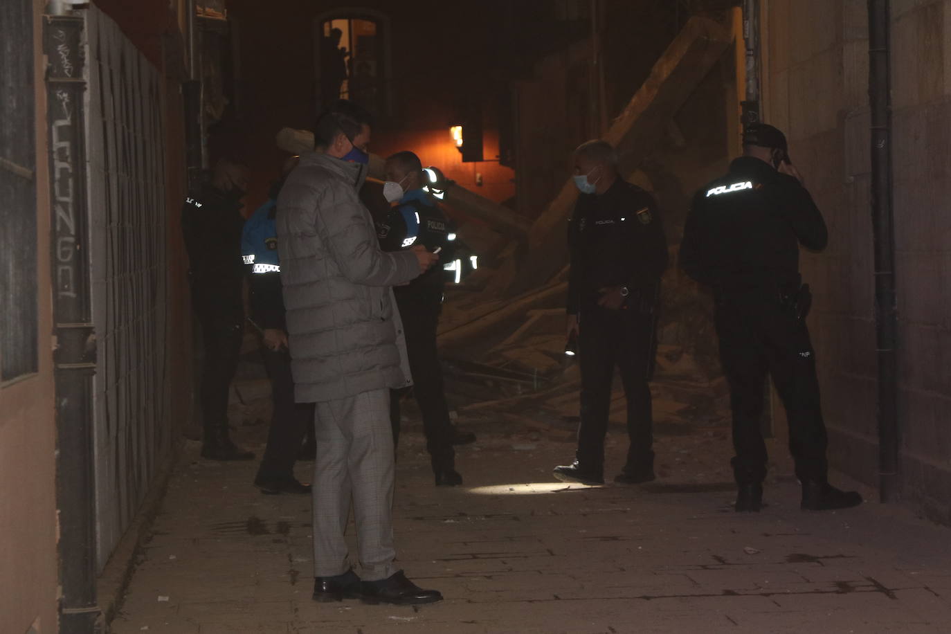 Un inmueble se ha desplomado a última hora de este viernes en el Barrio Húmedo de León capital sin causar heridos y sí importantes daños materiales. El inmueble se ha venido abajo en la Calle de la Revilla que une la Plaza San Martín con la Plaza del Grano. 