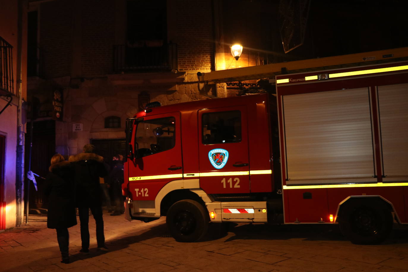 Un inmueble se ha desplomado a última hora de este viernes en el Barrio Húmedo de León capital sin causar heridos y sí importantes daños materiales. El inmueble se ha venido abajo en la Calle de la Revilla que une la Plaza San Martín con la Plaza del Grano. 