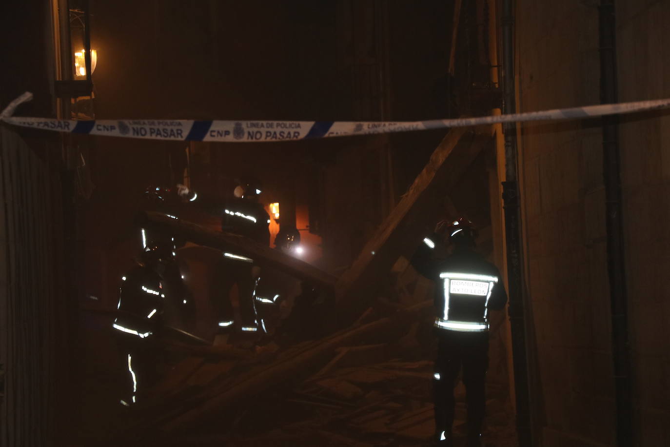 Un inmueble se ha desplomado a última hora de este viernes en el Barrio Húmedo de León capital sin causar heridos y sí importantes daños materiales. El inmueble se ha venido abajo en la Calle de la Revilla que une la Plaza San Martín con la Plaza del Grano. 