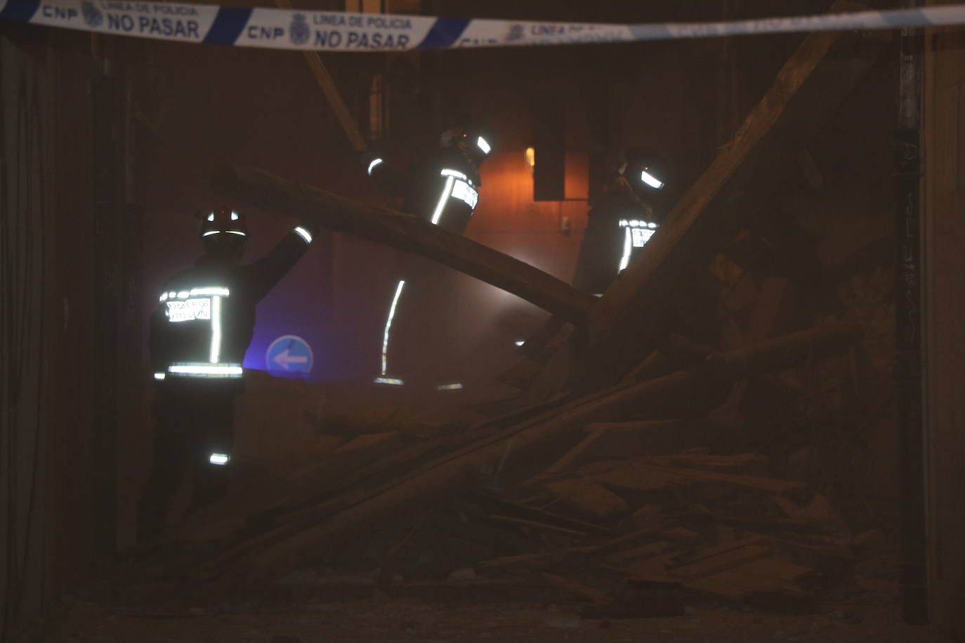 Un inmueble se ha desplomado a última hora de este viernes en el Barrio Húmedo de León capital sin causar heridos y sí importantes daños materiales. El inmueble se ha venido abajo en la Calle de la Revilla que une la Plaza San Martín con la Plaza del Grano. 