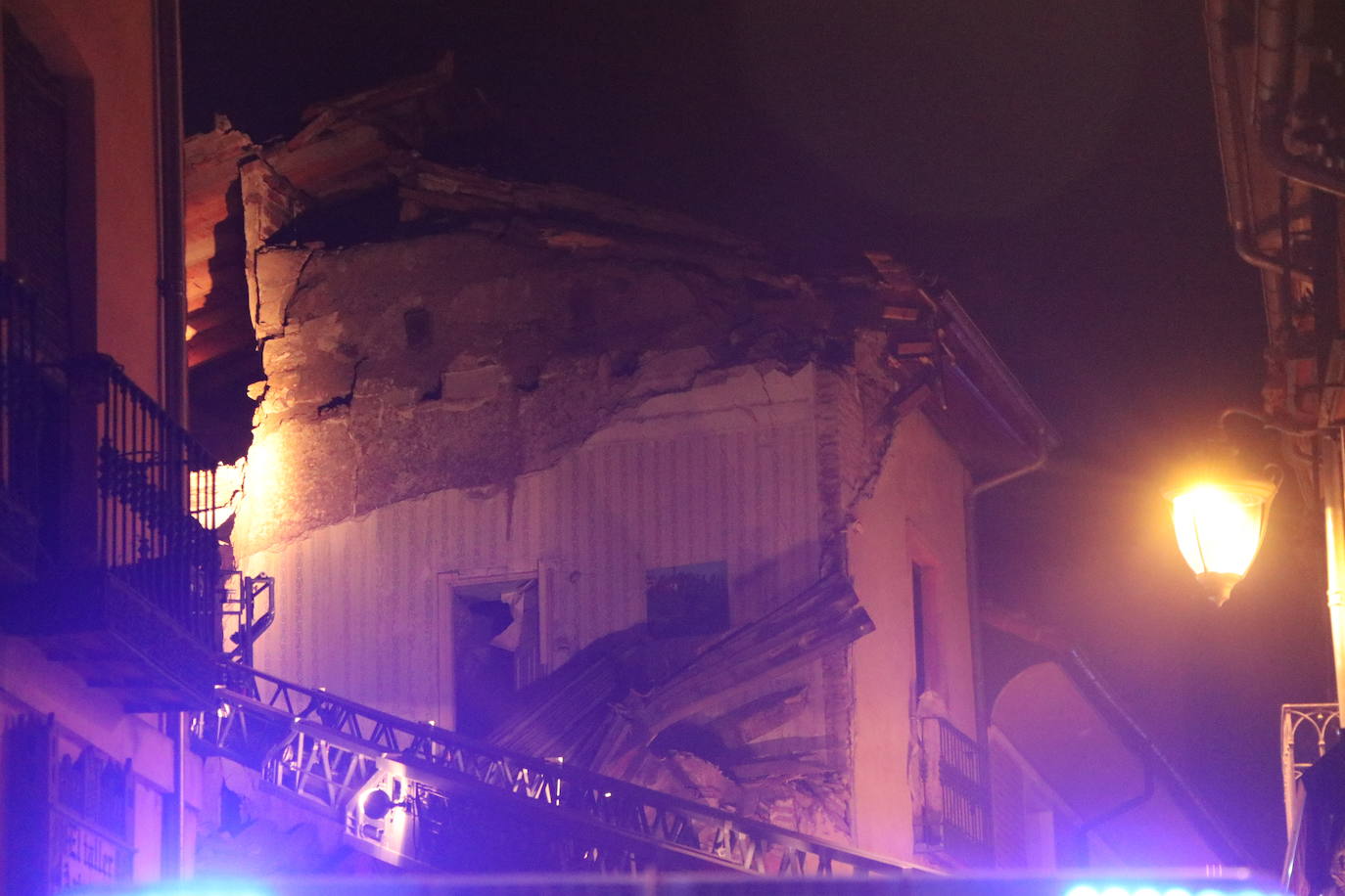 Un inmueble se ha desplomado a última hora de este viernes en el Barrio Húmedo de León capital sin causar heridos y sí importantes daños materiales. El inmueble se ha venido abajo en la Calle de la Revilla que une la Plaza San Martín con la Plaza del Grano. 