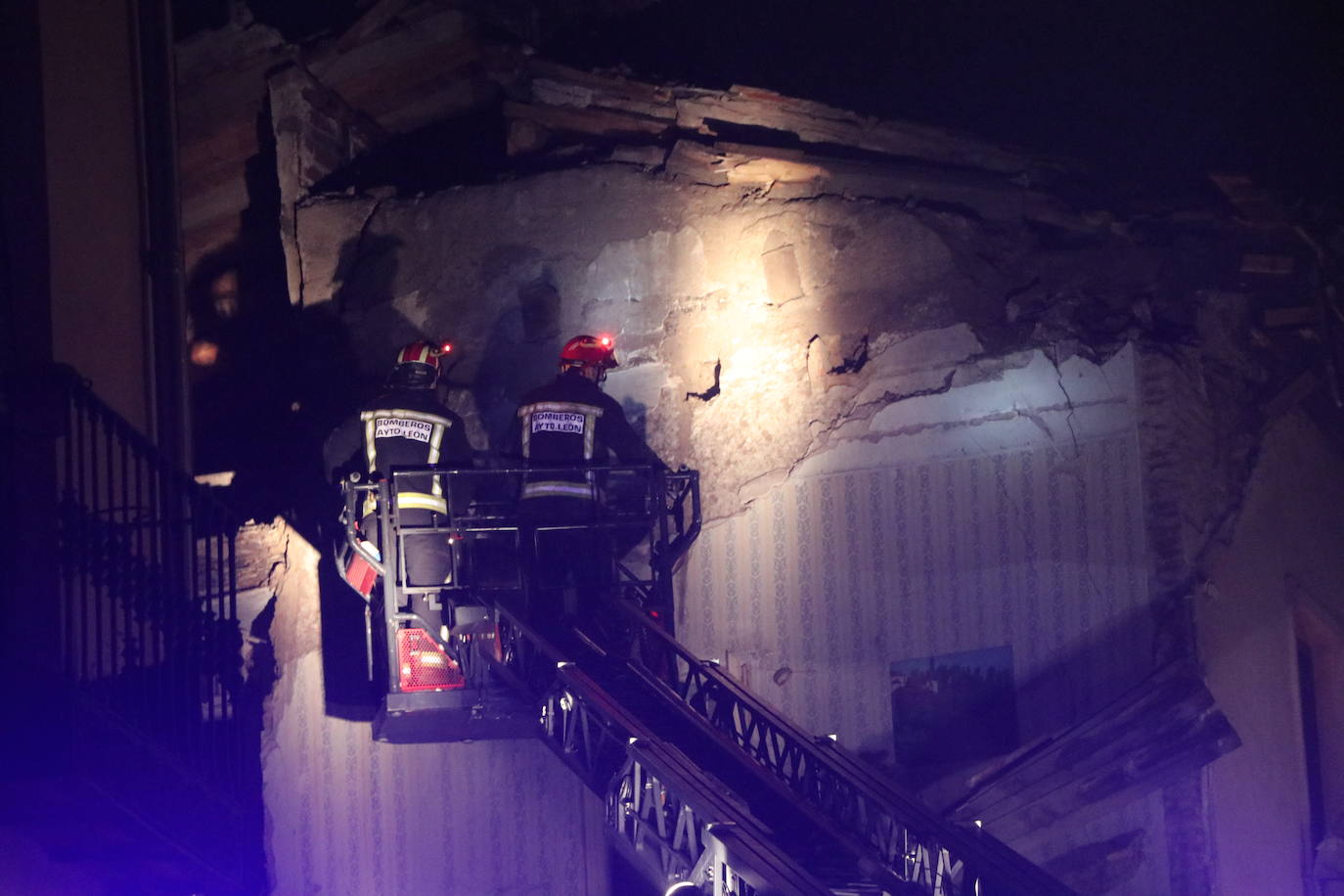 Un inmueble se ha desplomado a última hora de este viernes en el Barrio Húmedo de León capital sin causar heridos y sí importantes daños materiales. El inmueble se ha venido abajo en la Calle de la Revilla que une la Plaza San Martín con la Plaza del Grano. 