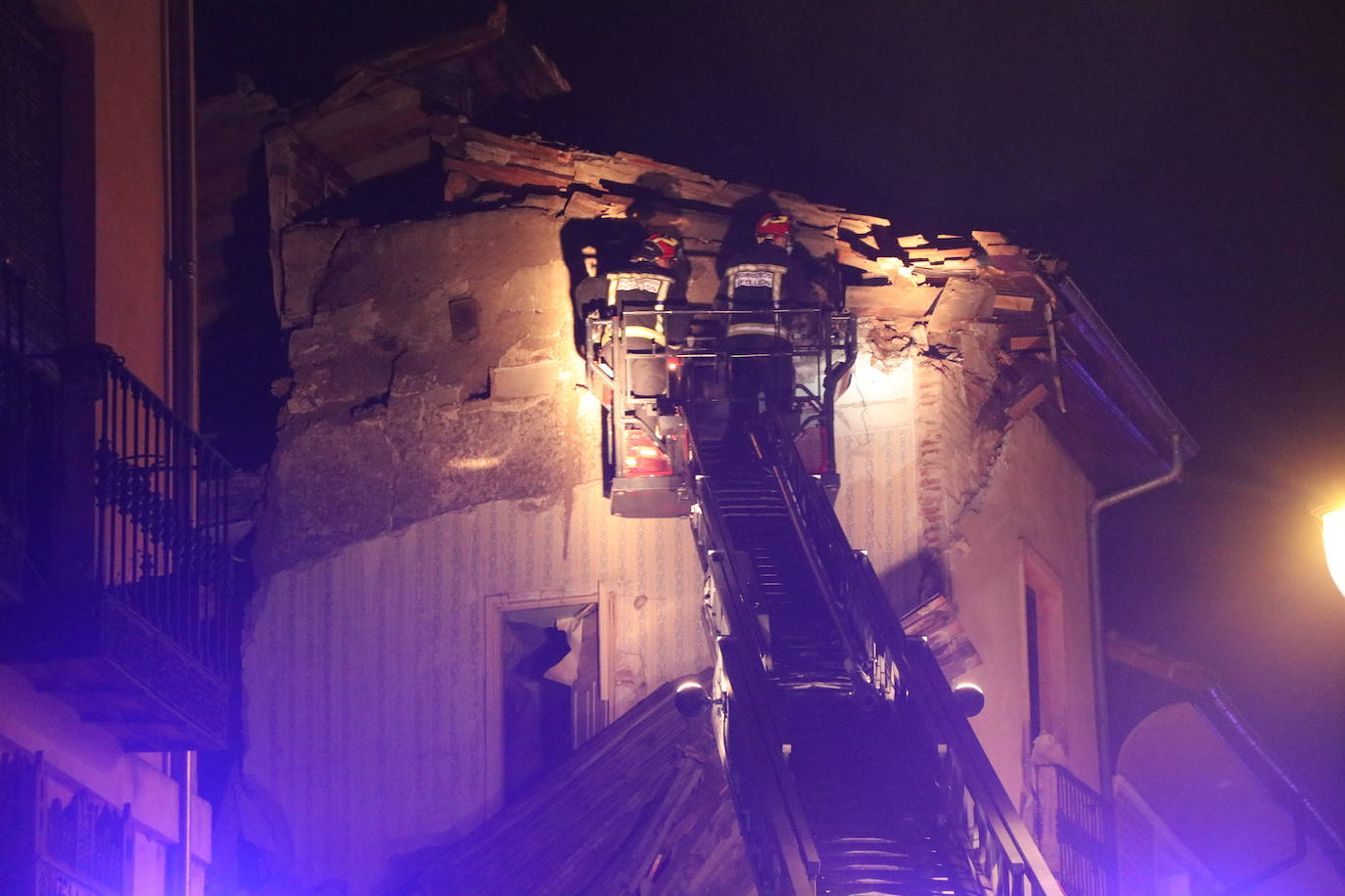 Un inmueble se ha desplomado a última hora de este viernes en el Barrio Húmedo de León capital sin causar heridos y sí importantes daños materiales. El inmueble se ha venido abajo en la Calle de la Revilla que une la Plaza San Martín con la Plaza del Grano. 