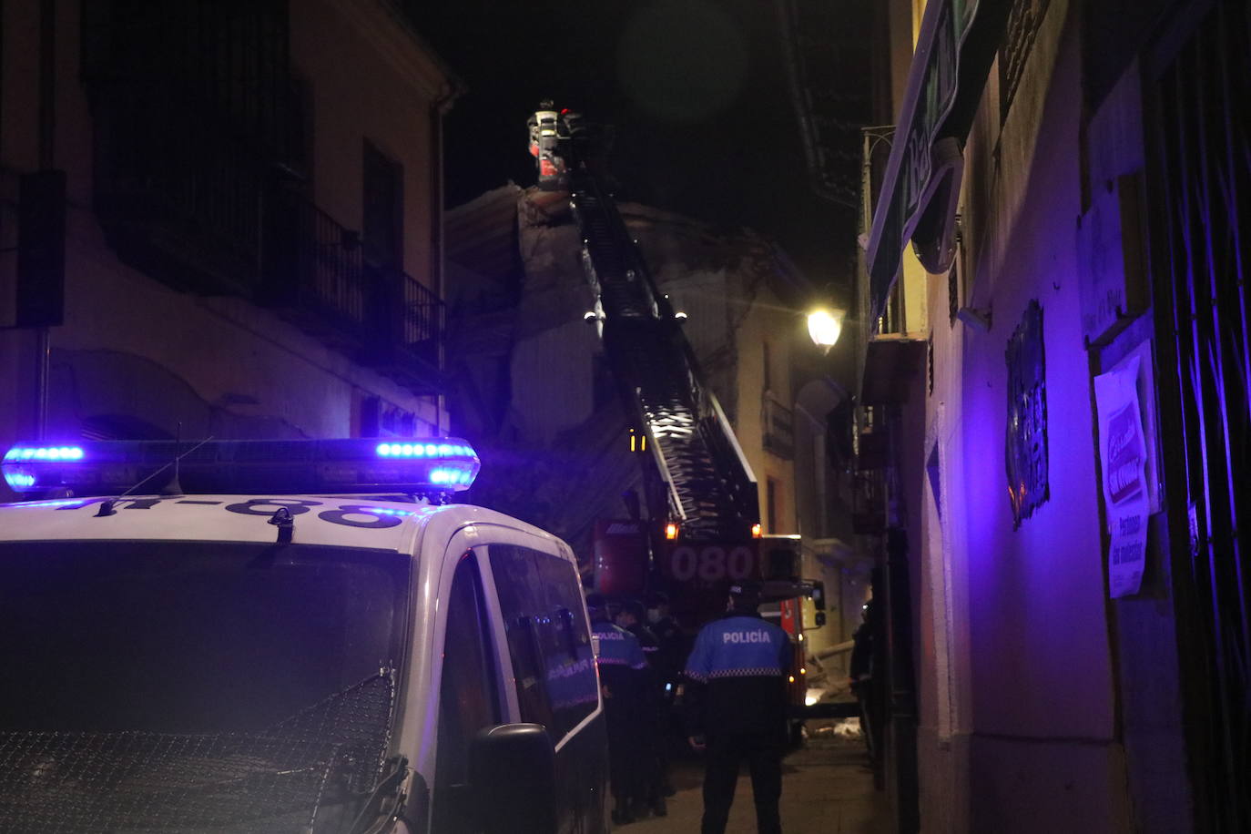 Un inmueble se ha desplomado a última hora de este viernes en el Barrio Húmedo de León capital sin causar heridos y sí importantes daños materiales. El inmueble se ha venido abajo en la Calle de la Revilla que une la Plaza San Martín con la Plaza del Grano. 