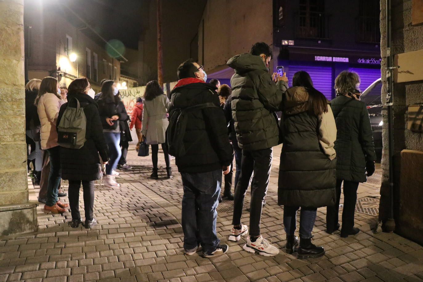 Un inmueble se ha desplomado a última hora de este viernes en el Barrio Húmedo de León capital sin causar heridos y sí importantes daños materiales. El inmueble se ha venido abajo en la Calle de la Revilla que une la Plaza San Martín con la Plaza del Grano. 