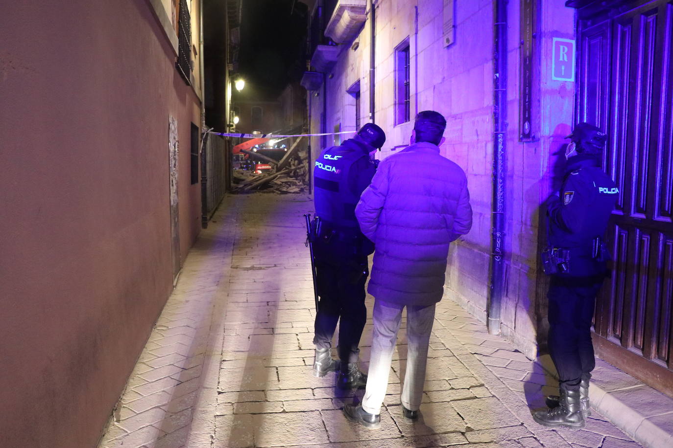 Un inmueble se ha desplomado a última hora de este viernes en el Barrio Húmedo de León capital sin causar heridos y sí importantes daños materiales. El inmueble se ha venido abajo en la Calle de la Revilla que une la Plaza San Martín con la Plaza del Grano. 