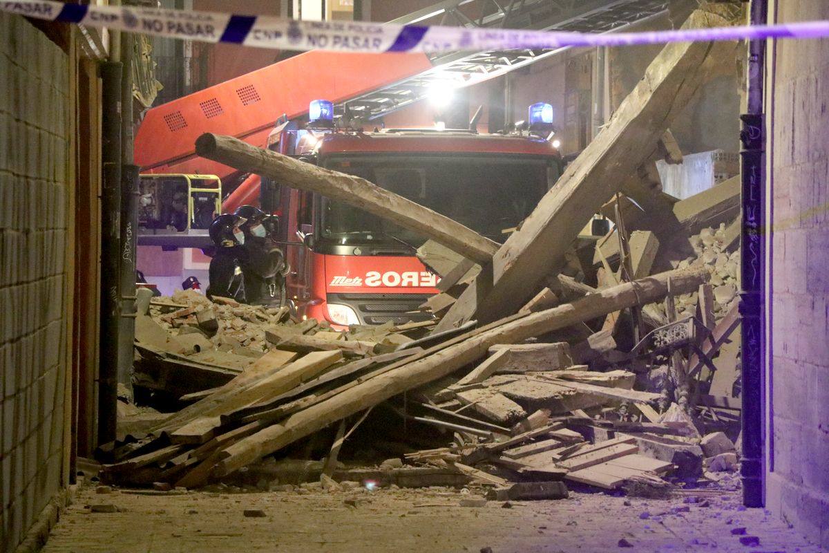 Un inmueble se ha desplomado a última hora de este viernes en el Barrio Húmedo de León capital sin causar heridos y sí importantes daños materiales. El inmueble se ha venido abajo en la Calle de la Revilla que une la Plaza San Martín con la Plaza del Grano. 