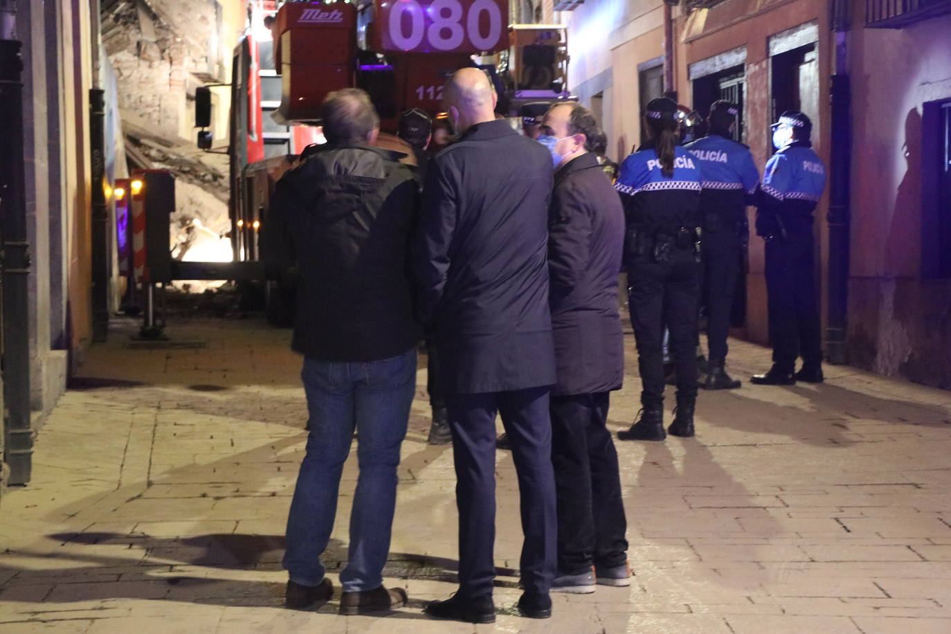 Un inmueble se ha desplomado a última hora de este viernes en el Barrio Húmedo de León capital sin causar heridos y sí importantes daños materiales. El inmueble se ha venido abajo en la Calle de la Revilla que une la Plaza San Martín con la Plaza del Grano. 