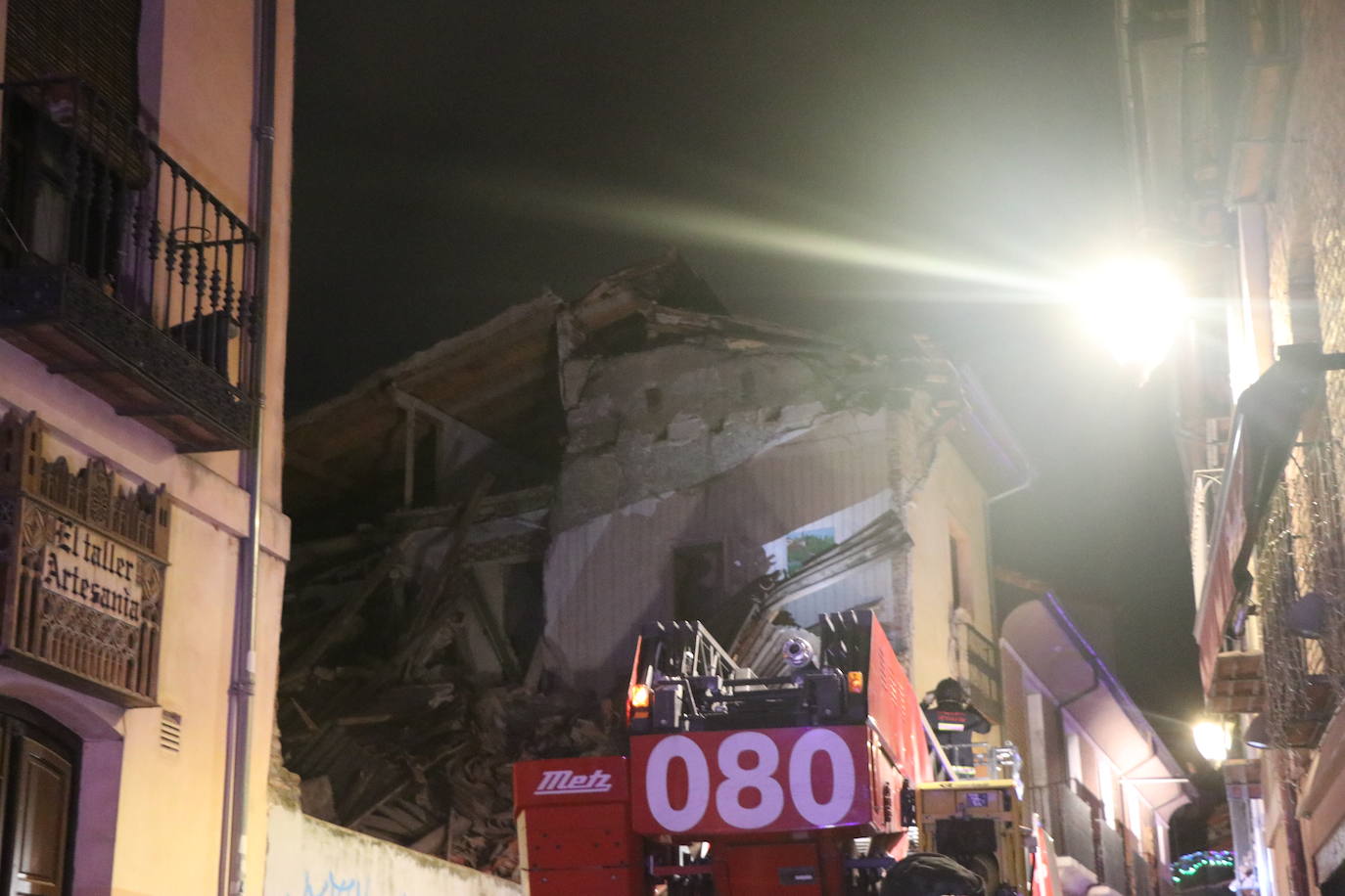 Un inmueble se ha desplomado a última hora de este viernes en el Barrio Húmedo de León capital sin causar heridos y sí importantes daños materiales. El inmueble se ha venido abajo en la Calle de la Revilla que une la Plaza San Martín con la Plaza del Grano. 